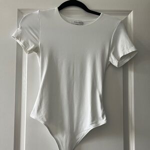 Aritzia Babaton White Short Sleeve Contour Body Suit - Size Small